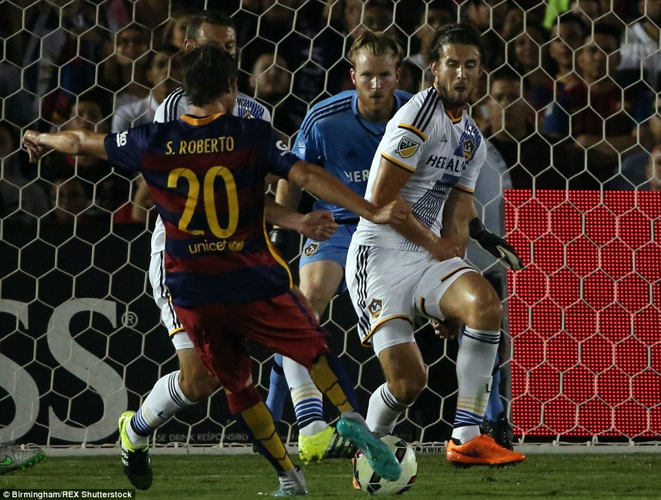 Suarez lập công, Barcelona đánh bại LA Galaxy - 2 Sergio Roberto nhân đôi cách biệt lên 2-0 cho Barcelona