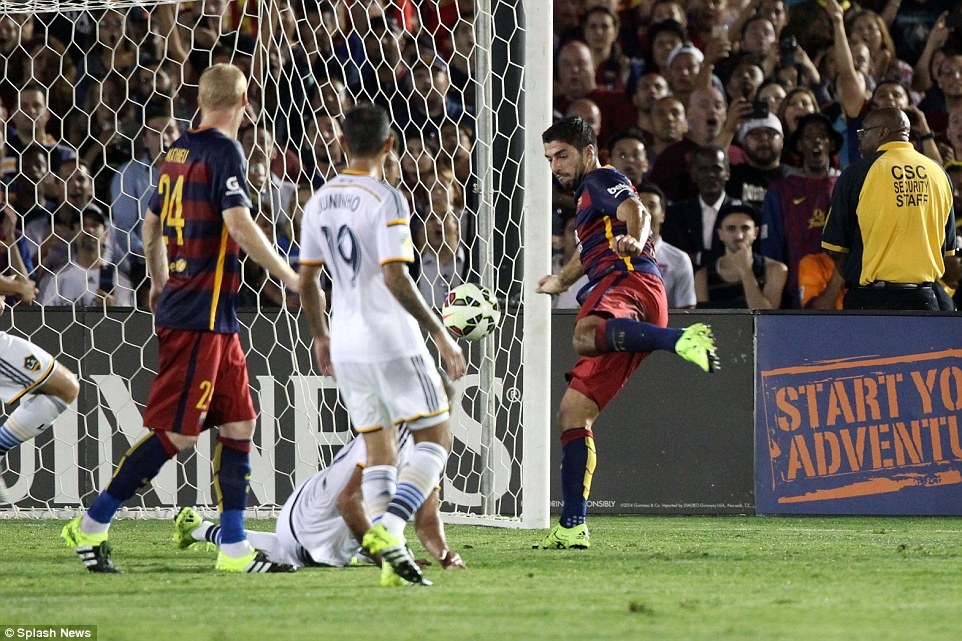 Luis Suarez mở tỷ số cho Barcelona ở cuối hiệp 1