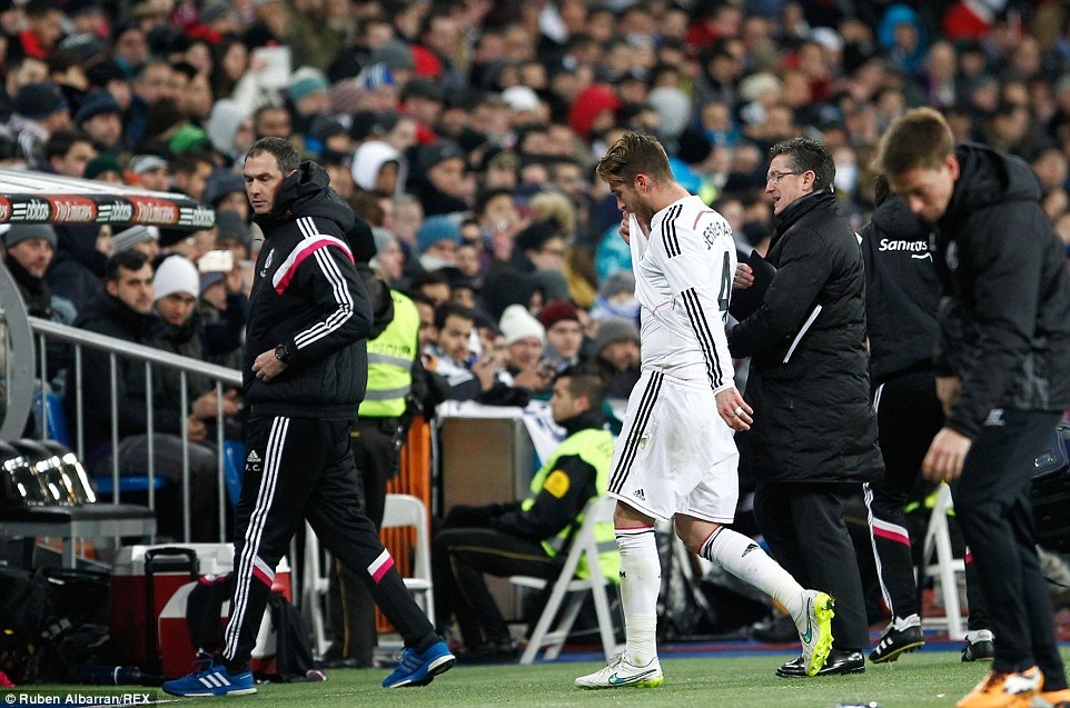 Nhìn lại 90 phút Real Madrid đánh gục Sevilla tại Bernabeu - 7 Sau Ramos, đến lượt James Rodriguez rời sân nhường chỗ cho Jese