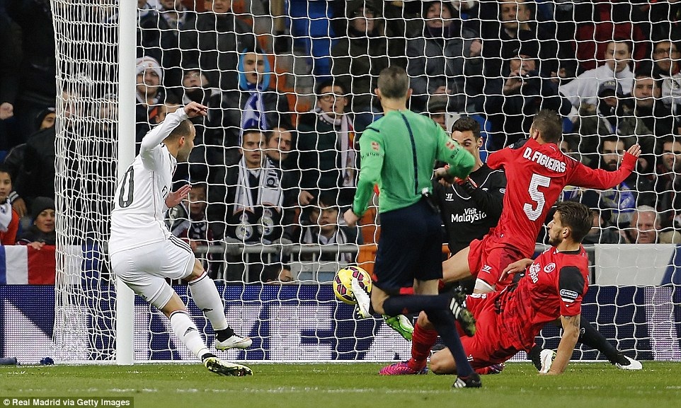 Nhìn lại 90 phút Real Madrid đánh gục Sevilla tại Bernabeu - 8 Vào sân thay James Rodriguez, Jese nâng tỷ số lên 2-0 ở phút 37