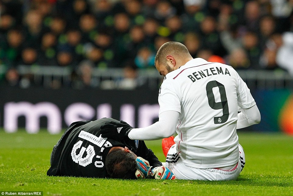Nhìn lại 90 phút Real Madrid đánh gục Sevilla tại Bernabeu - 12 Pha va chạm của Benzema khiến Beto bị đau