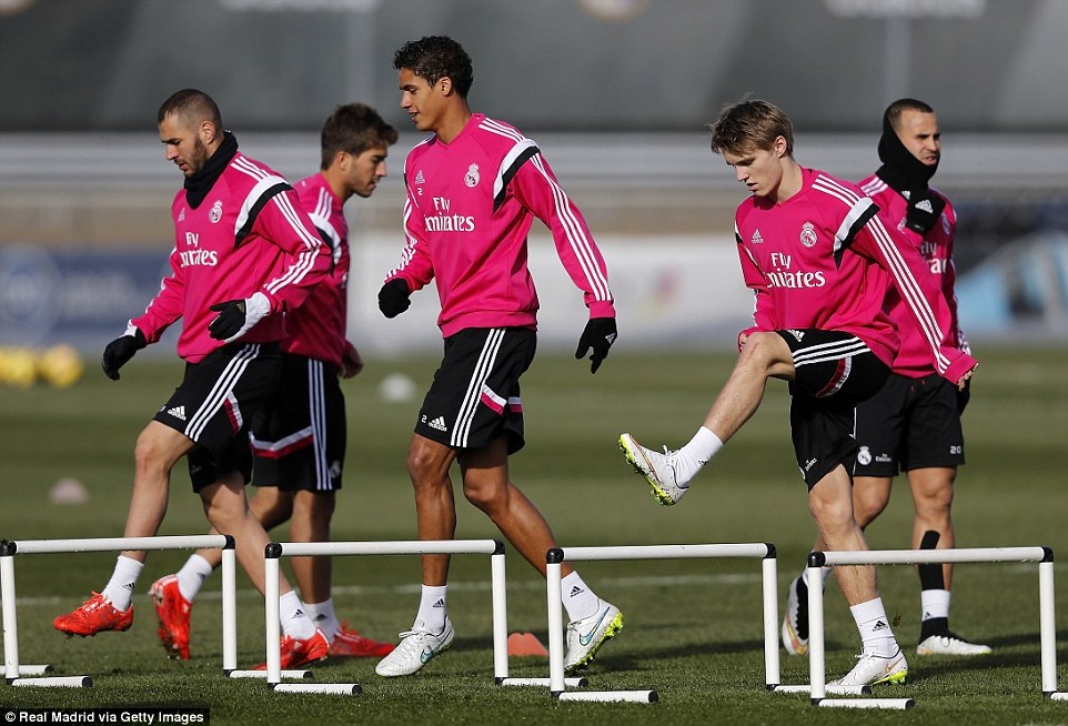 Odegaard thể hiện tốc độ không kém Bale ở buổi tập đầu tiên - 2 Tân binh người Na Uy đã có buổi tập đầu tiên cùng Real Madrid