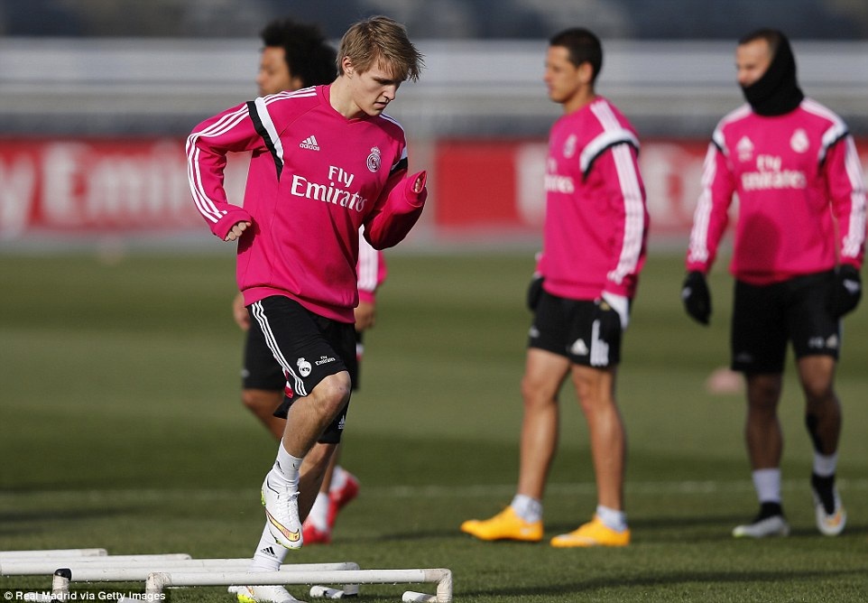 Odegaard thể hiện tốc độ không kém Bale ở buổi tập đầu tiên - 3 Odegaard thu hút sự chú ý đặc biệt từ dư luận