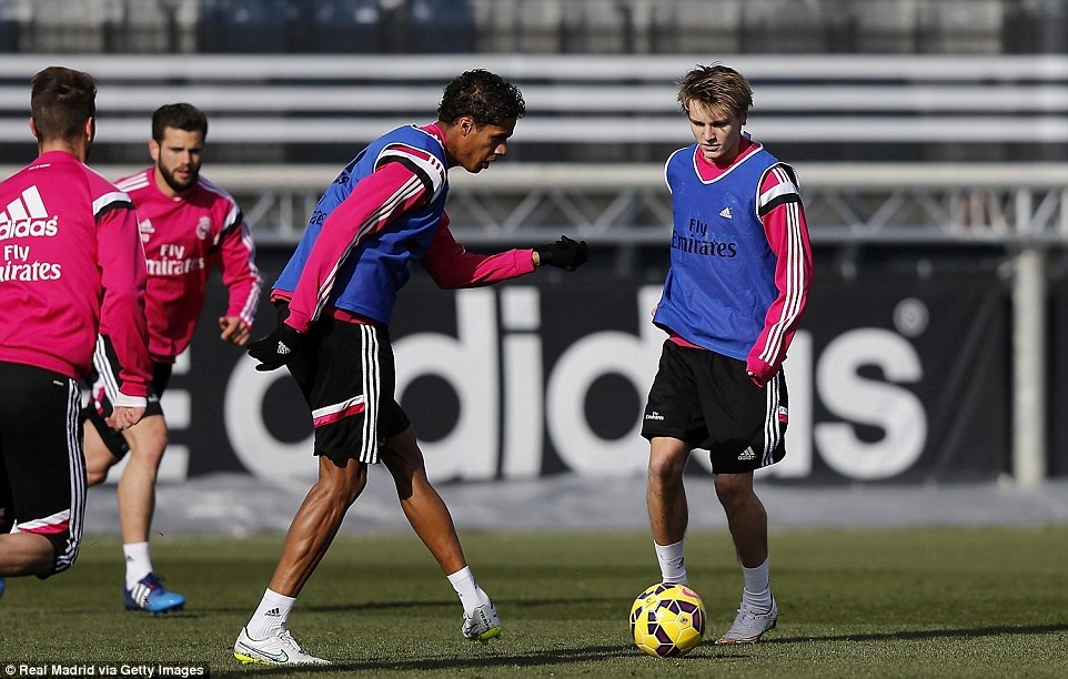 Odegaard thể hiện tốc độ không kém Bale ở buổi tập đầu tiên - 4 Odegaard trong pha tranh chấp với Varane