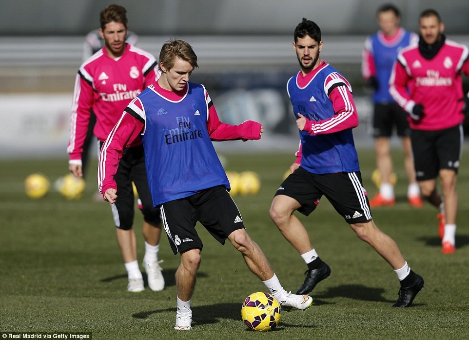 Odegaard thể hiện tốc độ không kém Bale ở buổi tập đầu tiên - 6 Odegaard có cái chân trái khá kỹ thuật