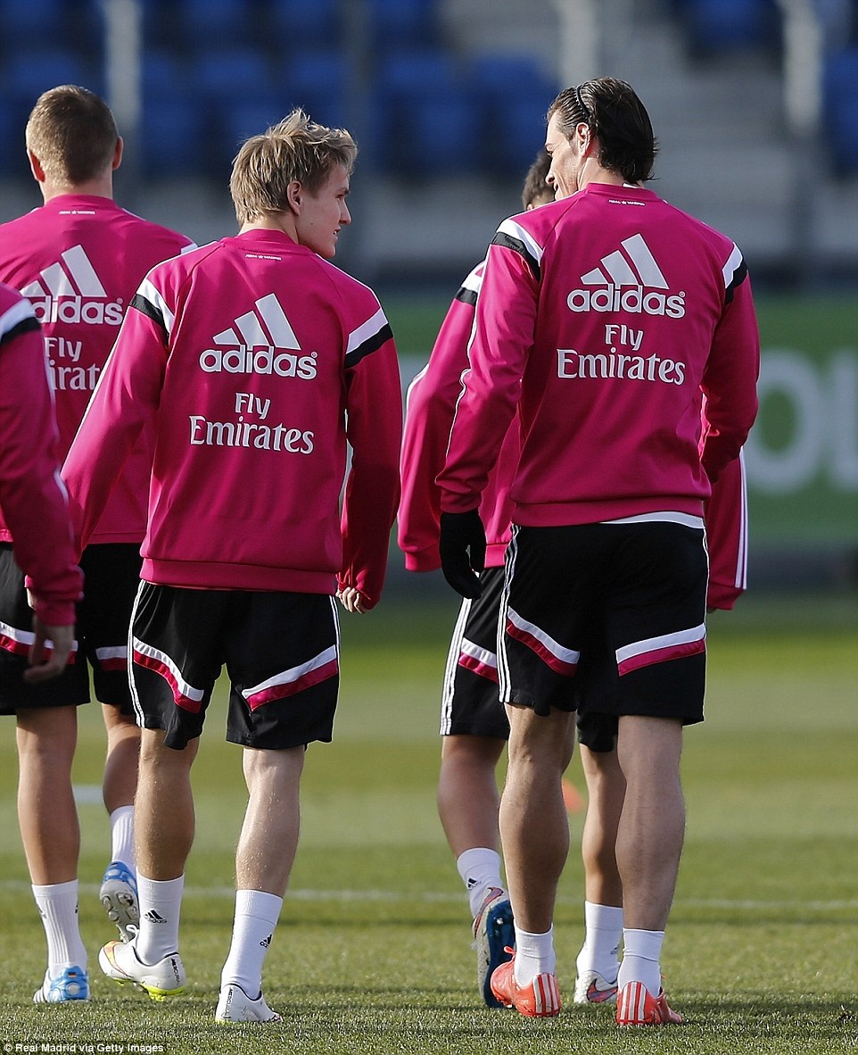 Odegaard thể hiện tốc độ không kém Bale ở buổi tập đầu tiên - 9 Odegaard và Bale được chú ý khá nhiều nhờ tốc độ