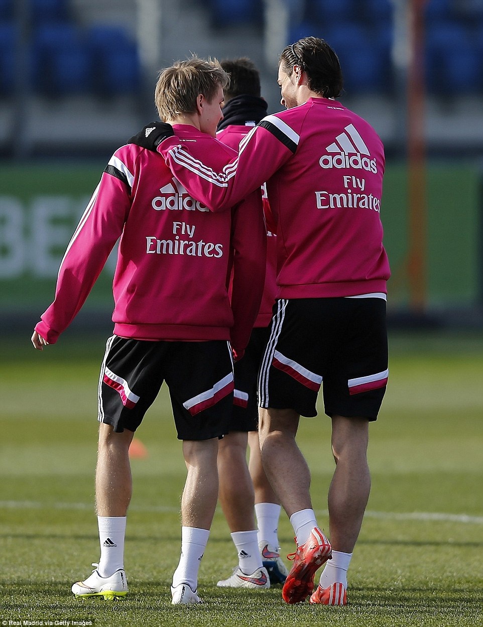 Odegaard thể hiện tốc độ không kém Bale ở buổi tập đầu tiên - 10 Bale trong một tình huống động viên Odegaard trên sân tập