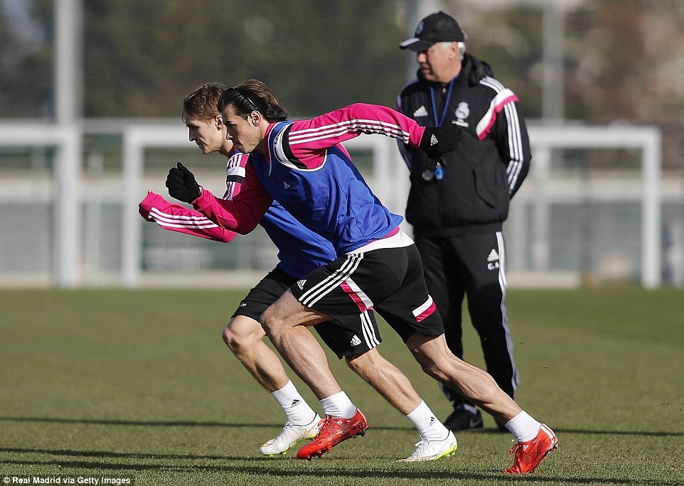 Odegaard thể hiện tốc độ không kém Bale ở buổi tập đầu tiên - 13 HLV Ancelotti cũng chứng kiến bộ đôi này đua tốc độ trong buổi tập
