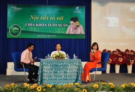 3000 phụ nữ được chuyên gia tư vấn tại hội thảo “Nội tiết tố nữ - Chìa khóa tuổi xuân” - 2 Bác sỹ Lê Quang Thanh, Giám đốc Bệnh viện Từ Dũ,
Tp.HCM (ở giữa) - tại hội thảo