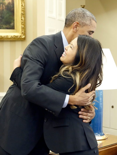 Nữ y tá gốc Việt đã hoàn toàn khỏi bệnh Ebola - 1 Tổng thống Barack Obama đã ôm hôn Nina Phạ
