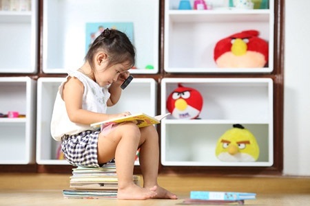 Giúp con khôn lớn với những trò chơi khoa học - 1 Mẹ nên chọn những phương pháp giáo dục khoa học để nuôi dạy con nhẹ nhàng hơn. Ảnh: Hoàng Vũ
