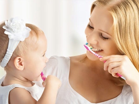 Thời điểm nên bắt đầu chải răng cho bé - 1 Bé đang
mọc răng: