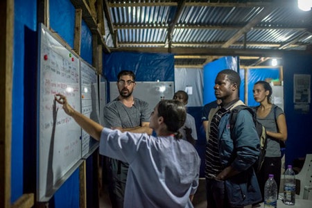Mục sở thị một ngày hoạt động trong khu điều trị Ebola - 1 Nhân viên y tế đang trao đổi về các ưu tiên trong điều trị Ebola
