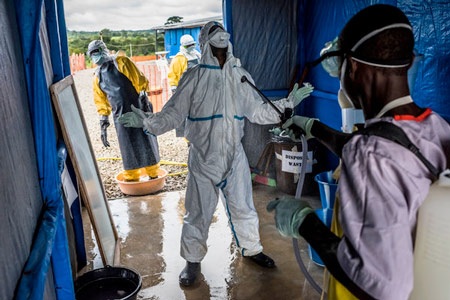 Mục sở thị một ngày hoạt động trong khu điều trị Ebola - 2 Nhân viên y tế đang trao đổi về các ưu tiên trong điều trị Ebola