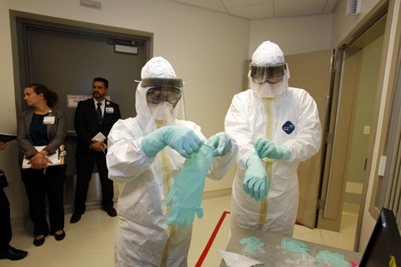 Không để hở da khi điều trị cho bệnh nhân Ebola - 1 Không để da hở khi điều trị cho bệnh nhân Ebola