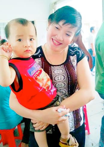 Người đem tiếng cười trẻ thơ cho nhiều gia đình hiếm muộn - 1 Chị Phạm Thanh Quyên (ẵm con trai) vui sướng kể về hành
trình “tìm con”