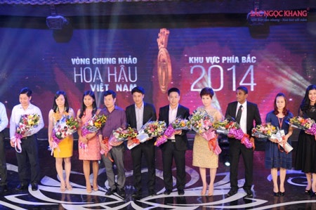 Sắc Ngọc Khang “chấm điểm” top 20 Hoa hậu Việt Nam phía Bắc - 1 Đại diện nhãn
hàng Sắc Ngọc Khang lên nhận hoa từ BTC