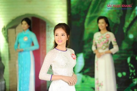 Sắc Ngọc Khang “chấm điểm” top 20 Hoa hậu Việt Nam phía Bắc - 4 Dịu dàng trong
tà áo dài dân tộc