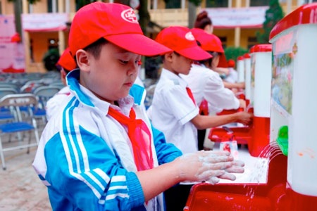 Rửa tay với xà phòng có ý nghĩa rất lớn trong phòng chống dịch bệnh! - 1 Học sinh trường Tiểu học Nam Viêm hào hứng học cách rửa tay sạch