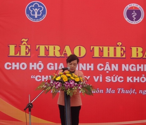 Trao hơn 10.000 thẻ BHYT cho các hộ gia đình cận nghèo tại 3 tỉnh ở Tây Nguyên - 1 Bộ trưởng Bộ Y tế
Nguyễn Thị Kim Tiến phát biểu tại buổi lễ
