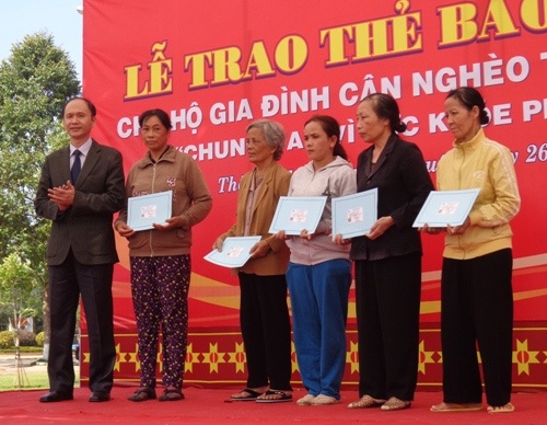 Trao hơn 10.000 thẻ BHYT cho các hộ gia đình cận nghèo tại 3 tỉnh ở Tây Nguyên - 2 Ông Lê Quang Cường –
Thứ trưởng Bộ Y tế trao thẻ BHYT cho hộ cận nghèo