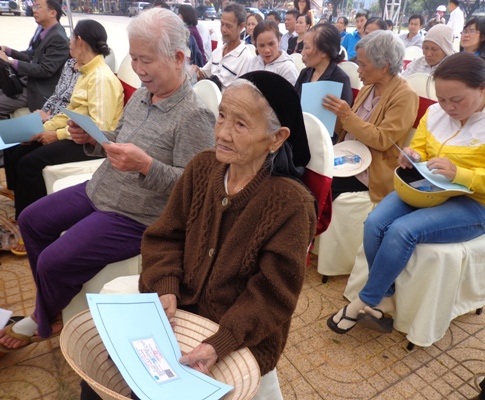 Trao hơn 10.000 thẻ BHYT cho các hộ gia đình cận nghèo tại 3 tỉnh ở Tây Nguyên - 3 Bà con hộ cận nghèo vui mừng khi được nhận thẻ BHYT