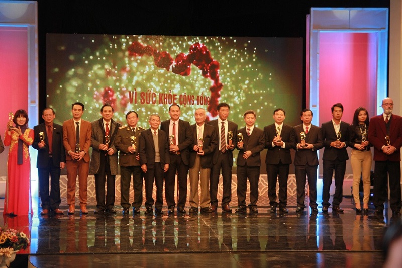 CEO Nguyễn Văn Nhượng (đứng thứ 5 từ bên phải qua) nhận Cúp
Thương hiệu uy tín vì sức khỏe
