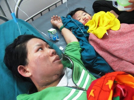 Mẹ con chị L. khi được cấp cứu tại Bệnh viện đa khoa Phú Yên