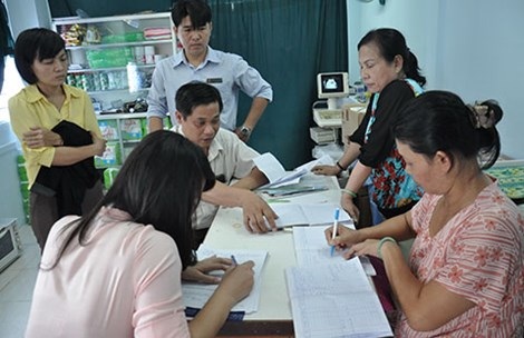 Đột kích ổ phá thai chui - 1 Bà Hoa, bà Ngàn (bên phải) đang làm việc với Thanh tra Sở Y
tế TP.HCM. Ảnh: TÙNG SƠN