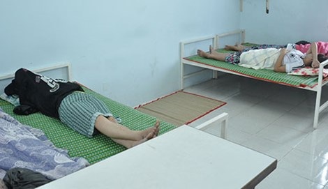 Đột kích ổ phá thai chui - 2 Thời điểm thanh tra đến, có bốn thai phụ đang nằm chờ phá
thai. Ảnh: TÙNG SƠN