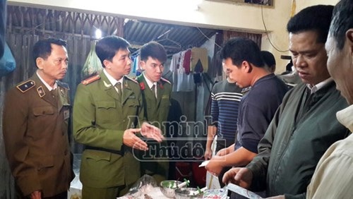 Phát hiện 2 cơ sở kinh doanh thủy sản tiêm bột lạ vào tôm sú đông lạnh - 1 Các công nhân đang
trình bày với lực lượng chức năng cách tiêm bột Agar vào thân tôm sú