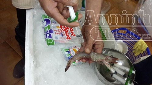 Phát hiện 2 cơ sở kinh doanh thủy sản tiêm bột lạ vào tôm sú đông lạnh - 3 Công nhân đang tiêm Agar vào tôm