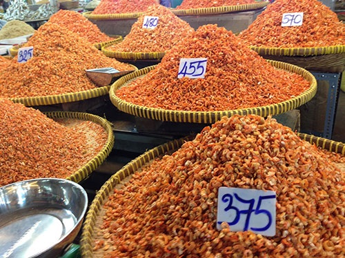 Cá, mực khô “ngậm” hóa chất - 1 Người tiêu dùng dễ mua nhầm tôm khô đã bị tẩm hóa chất