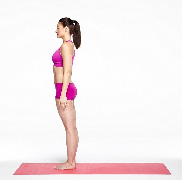 10 bước tập Yoga giúp bụng phẳng, eo thon - 10 Hạ các cánh tay xuống về tư thế đứng
thẳng cơ bản.