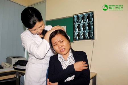 Đau cổ vai - Không thể coi thường! - 3 Bác sĩ Tâm trực
tiếp khám cho người bệnh tại Bệnh viện Thu Cúc