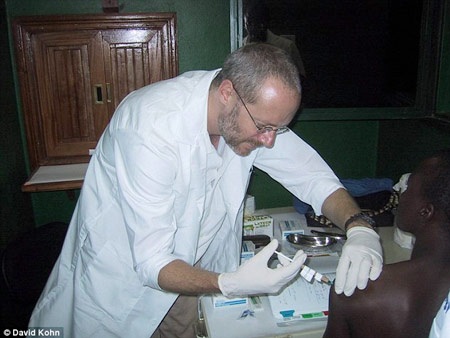 Vì sao xảy ra đại dịch Ebola? - 4 Thuốc điều trị Ebola đầu tiên ở châu Phi đã được tiêm cho 3 nhân viên y tế ở Mali