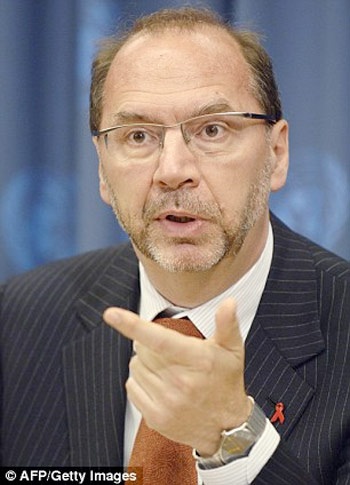Vì sao xảy ra đại dịch Ebola? - 2 GS Peter Piot cho biết dịch hiện nay sẽ không thể kiểm soát cho đến khi có 1 vắc xin đặc hiệu