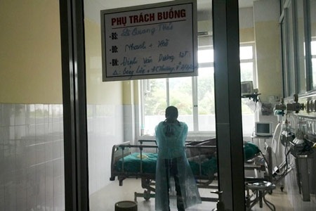 Lời kể về chiến sĩ duy nhất sống sót trong vụ máy bay rơi ở Hòa Lạc - 1 Trung úy Đinh Văn Dương đã tỉnh lại và được điều trị trong
Viện bỏng Quốc gia. Ảnh: Thành An