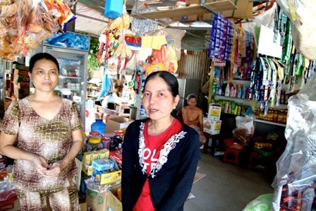 “Cô gái thành bà lão” ở Hội An giờ ra sao? - 3 Hai mẹ con trong tiệp tạp hóa nhỏ ở nhà buôn bán qua ngày
