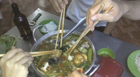 Ăn uống thế nào không bị lây nhiễm vi khuẩn gây bệnh dạ dày? - 1 Thói quen dùng
đũa của mình để gắp thức ăn chung làm tăng nguy cơ lây nhiễm