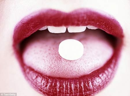 Những cách uống thuốc dễ nhất - 2 Ông cho rằng việc chọn cách nào tùy thuộc vào hình dạng của
viên thuốc.