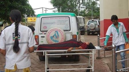 8 phụ nữ Ấn Độ tử vong sau khi triệt sản - 1 Các ca phẫu thuật được thực hiện hôm 8/11 trên 83 phụ nữ