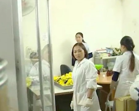 Phòng
đóng
gói thuốc
với
công nghệ
thô sơ,
mất
vệ
sinh