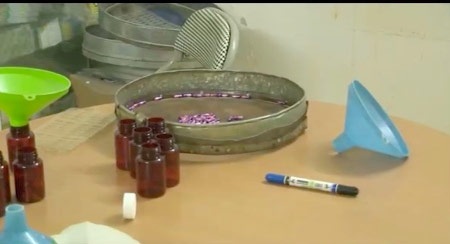 Nhiều
loại
thuốc
tân dược
không rõ nguồn
gốc
đang
được
đóng
hộp.