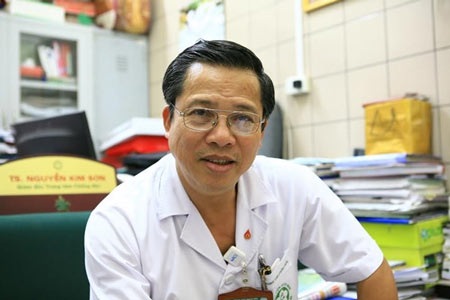 Phải làm gì khi bị rắn độc cắn? - 2 TS. BS Nguyễn Kim
Sơn (ảnh: Toàn Văn)
