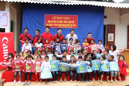 Hành trình tới 44 điểm trường vùng khó - 3 Hàng trăm tình nguyện viên