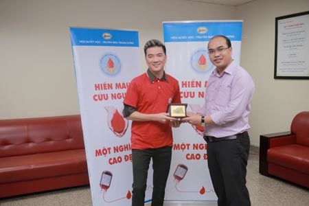 Ca sĩ Đàm Vĩnh Hưng cổ động cho chương trình hiến máu nhân đạo - 2 Ca sĩ Đàm Vĩnh Hưng nhận kỷ niệm chương của Chương trình Hiến máu nhân đạo