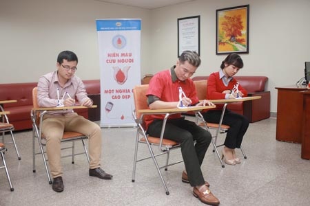 Ca sĩ Đàm Vĩnh Hưng cổ động cho chương trình hiến máu nhân đạo - 3 Ca sĩ Đàm Vĩnh Hưng đăng ký hiến máu