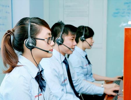 Ứng dụng công nghệ thông tin vào khám chữa bệnh - 2 Cán bộ tổng đài
tiếp nhận thông tin đăng ký của khách hàng.