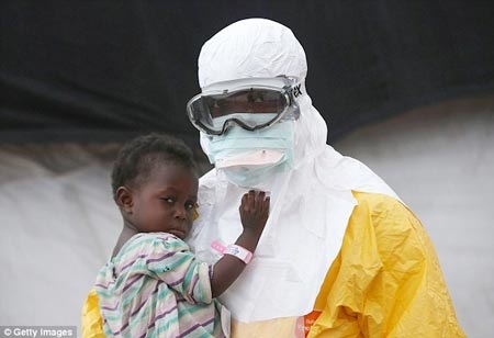 Các bác sĩ tự bảo vệ thế nào trước vi rút Ebola? - 1 Các bác sĩ tự bảo vệ thế nào trước vi rút Ebola?